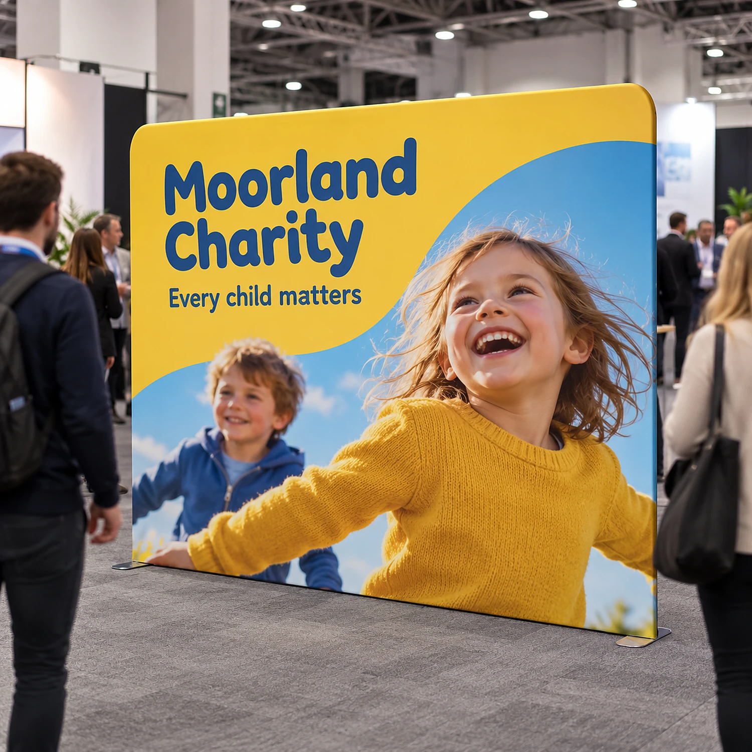 3m straight fabric display in use at a busy trade show