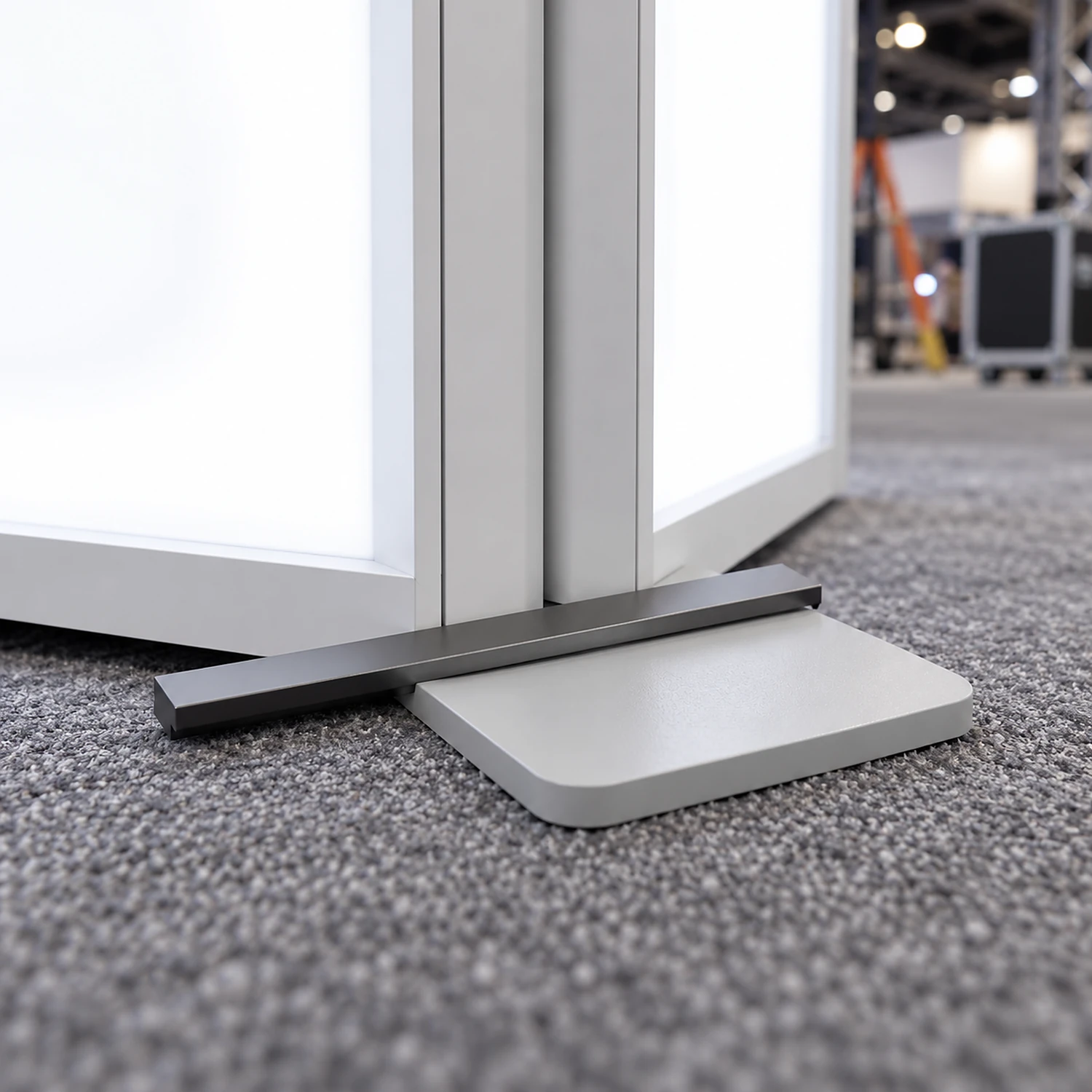 Blind foot under the corner where two lightbox frames meet