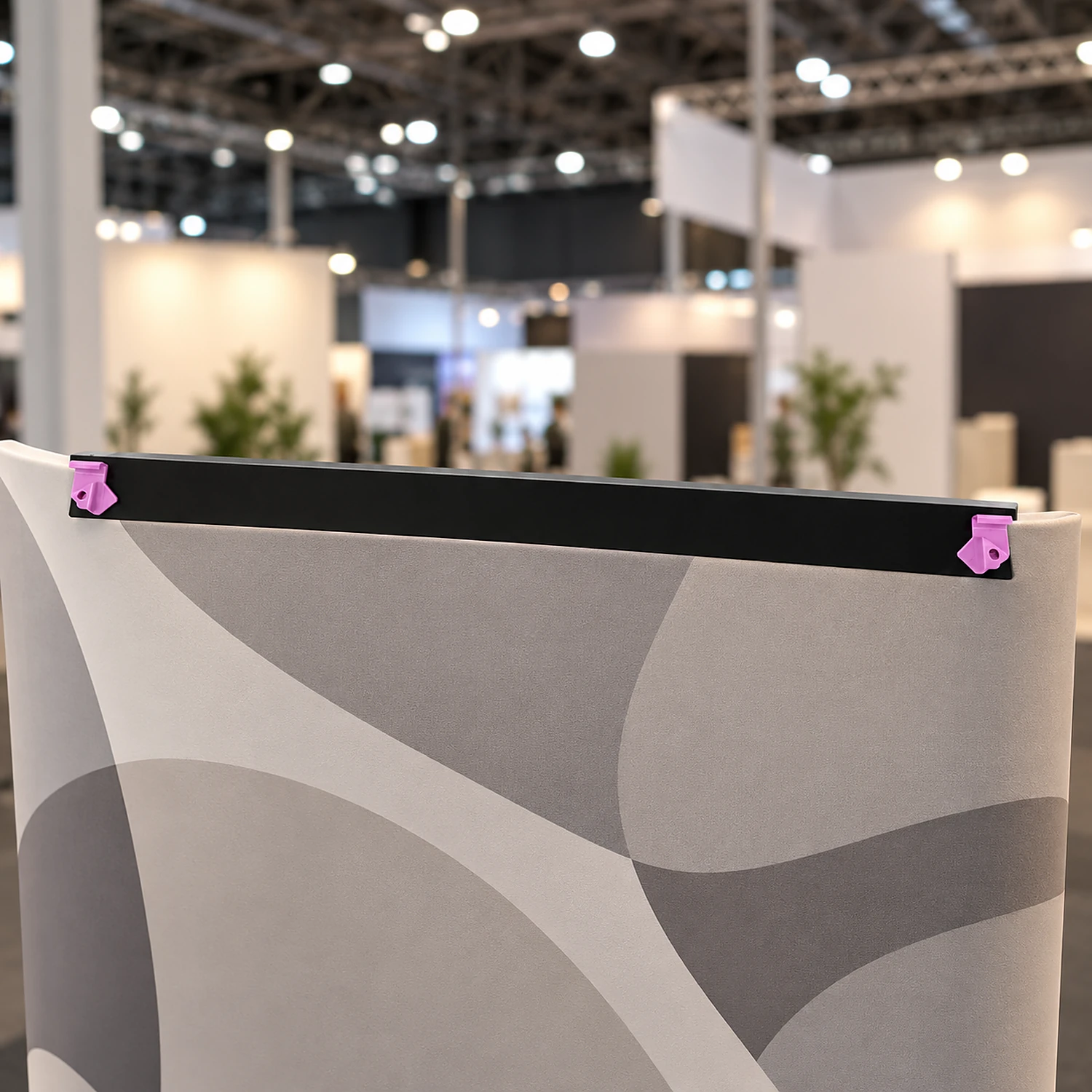 End hanger at the top of a curved end panel at a trade show