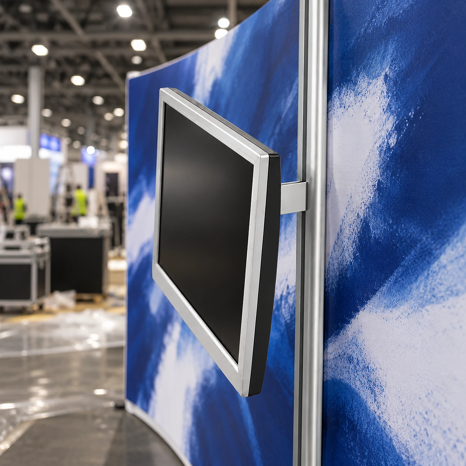 Screen mount on a curved pop up backwall, side view