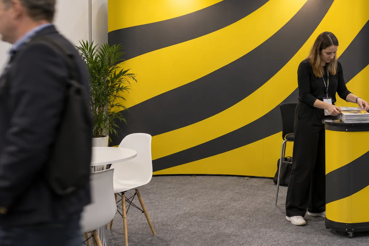 Freestanding pop up display wall with wrapped fabric graphic