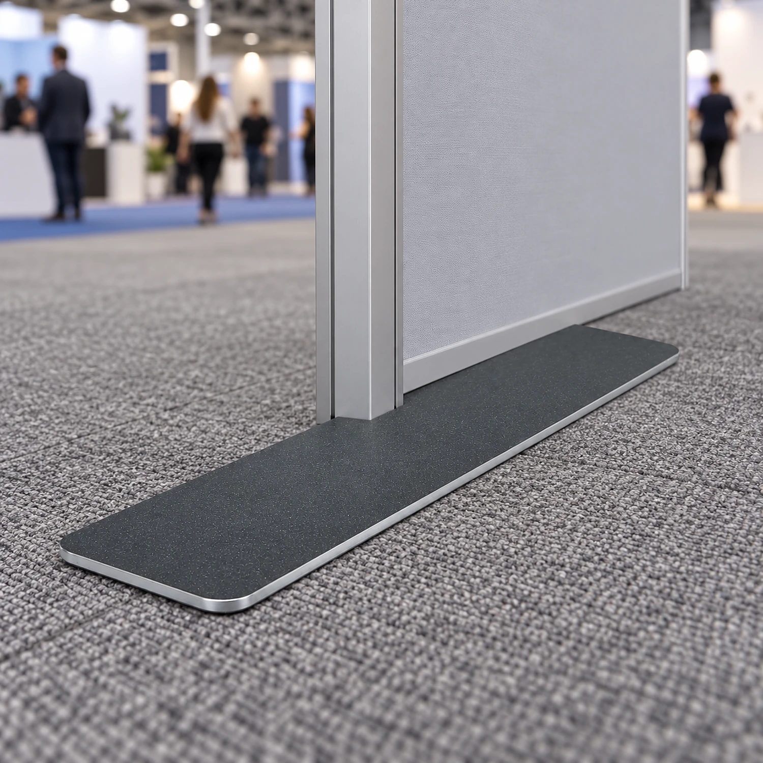 Flat stabilising foot under the upright of a freestanding display frame
