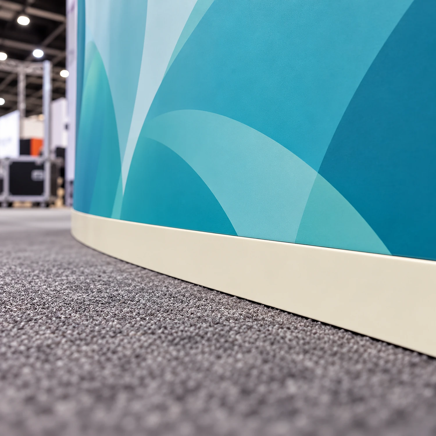 Kicker strip at the bottom of a curved pop up stand front