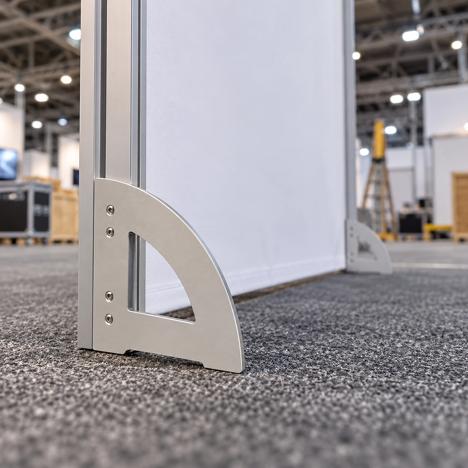 Quarter side feet fitted at both ends of a freestanding frame wall