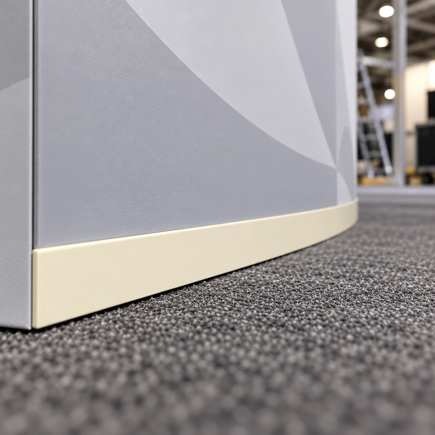 Kicker strip at the bottom of a panel on the back of a curved pop up stand