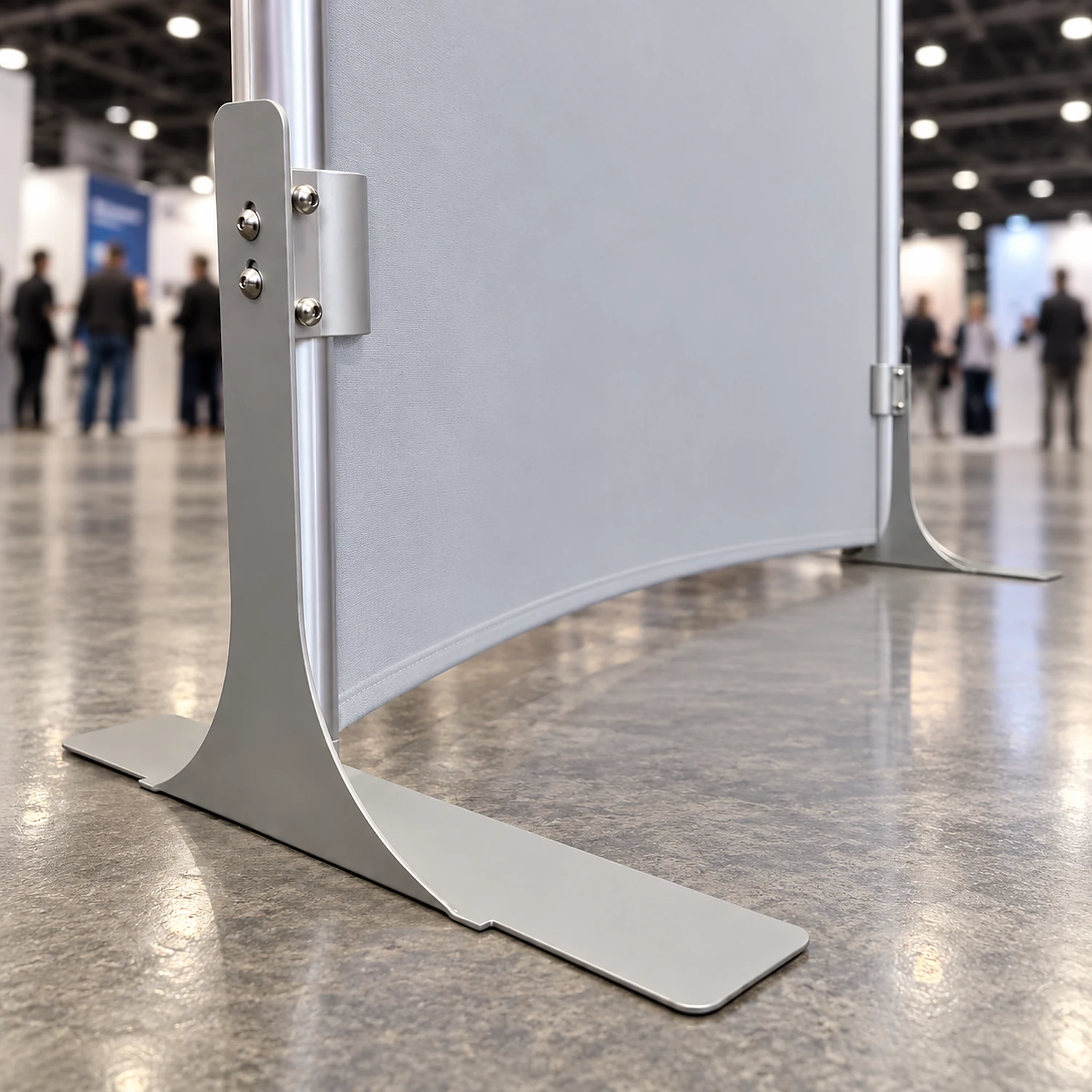Side feet at both ends of a curved fabric backwall