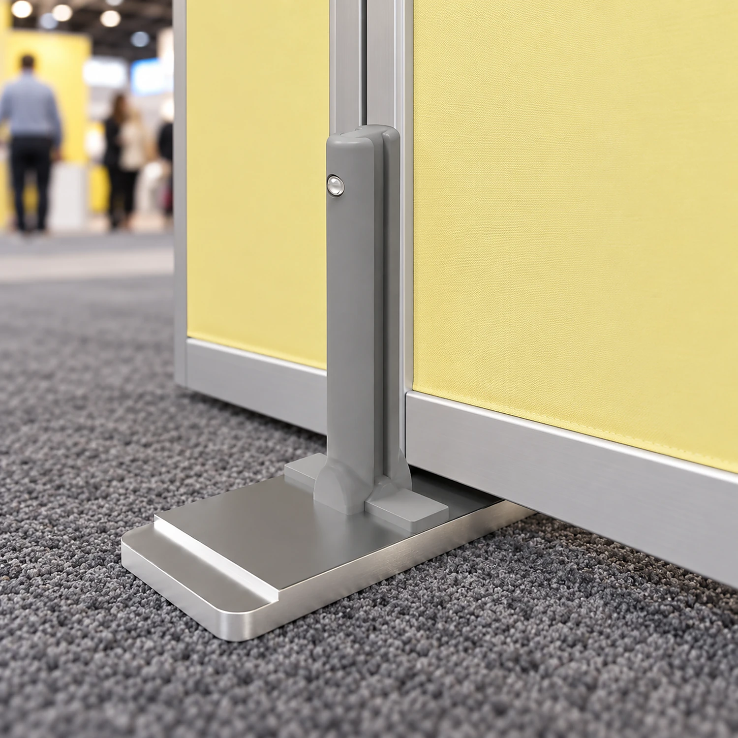 Small middle foot under a frame join on a long backwall