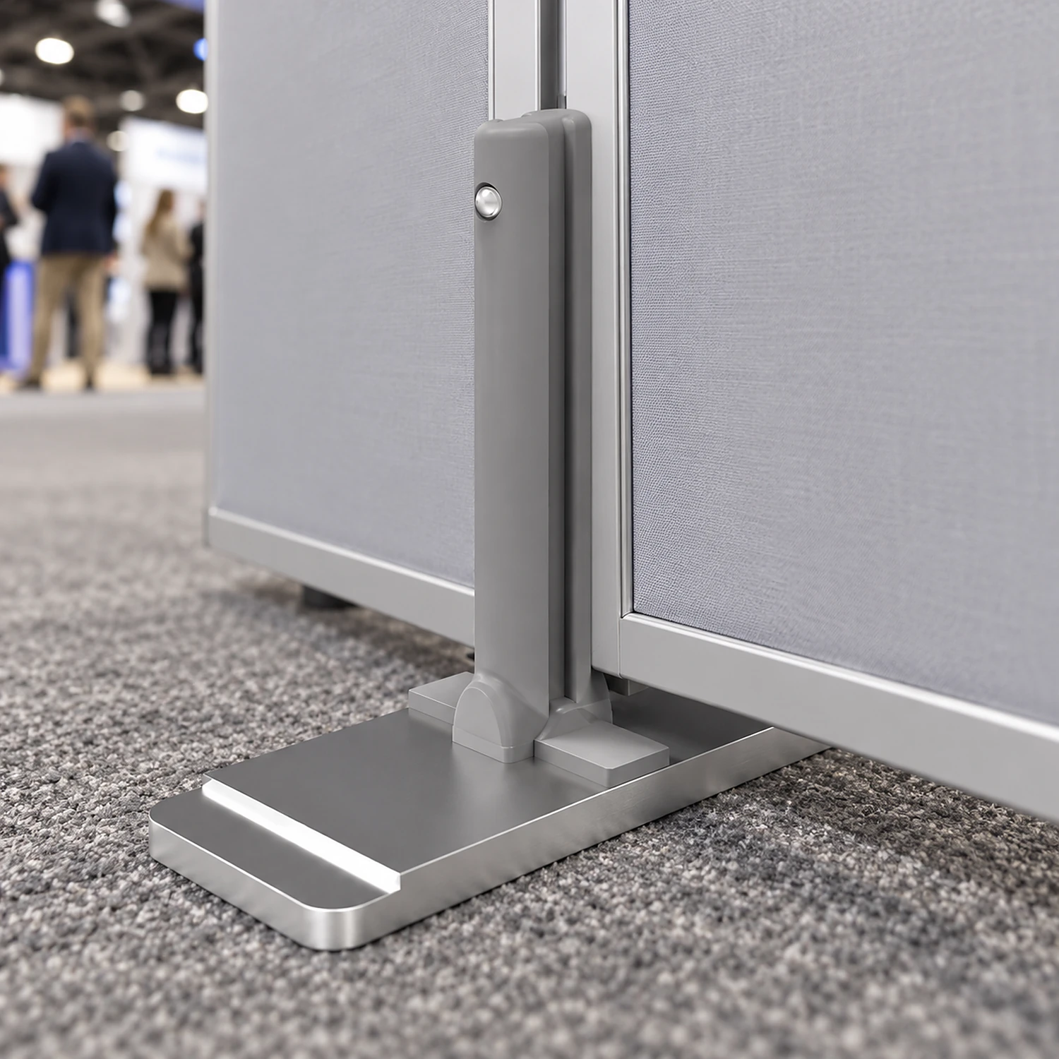 Small middle foot under the join between two fabric frames