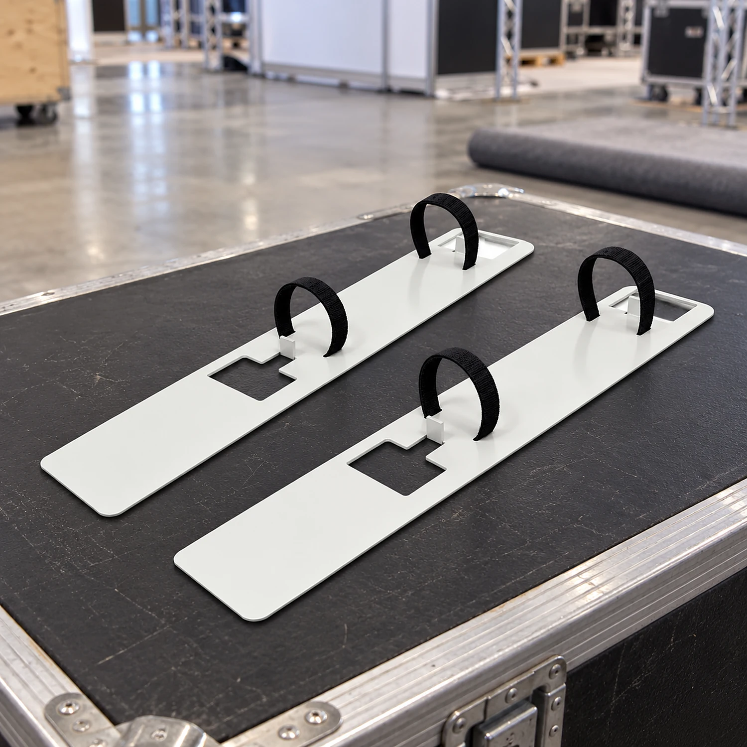 Pair of stabilising feet on a transport case lid
