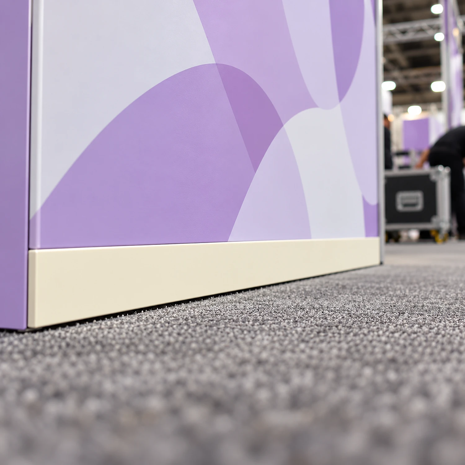 Kicker strip at the bottom of a straight pop up stand panel