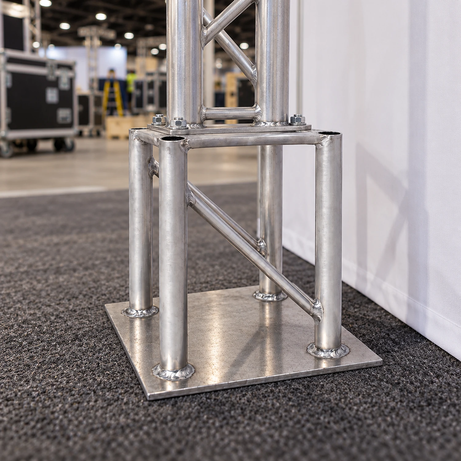Truss base section at the foot of a truss upright on an exhibition stand