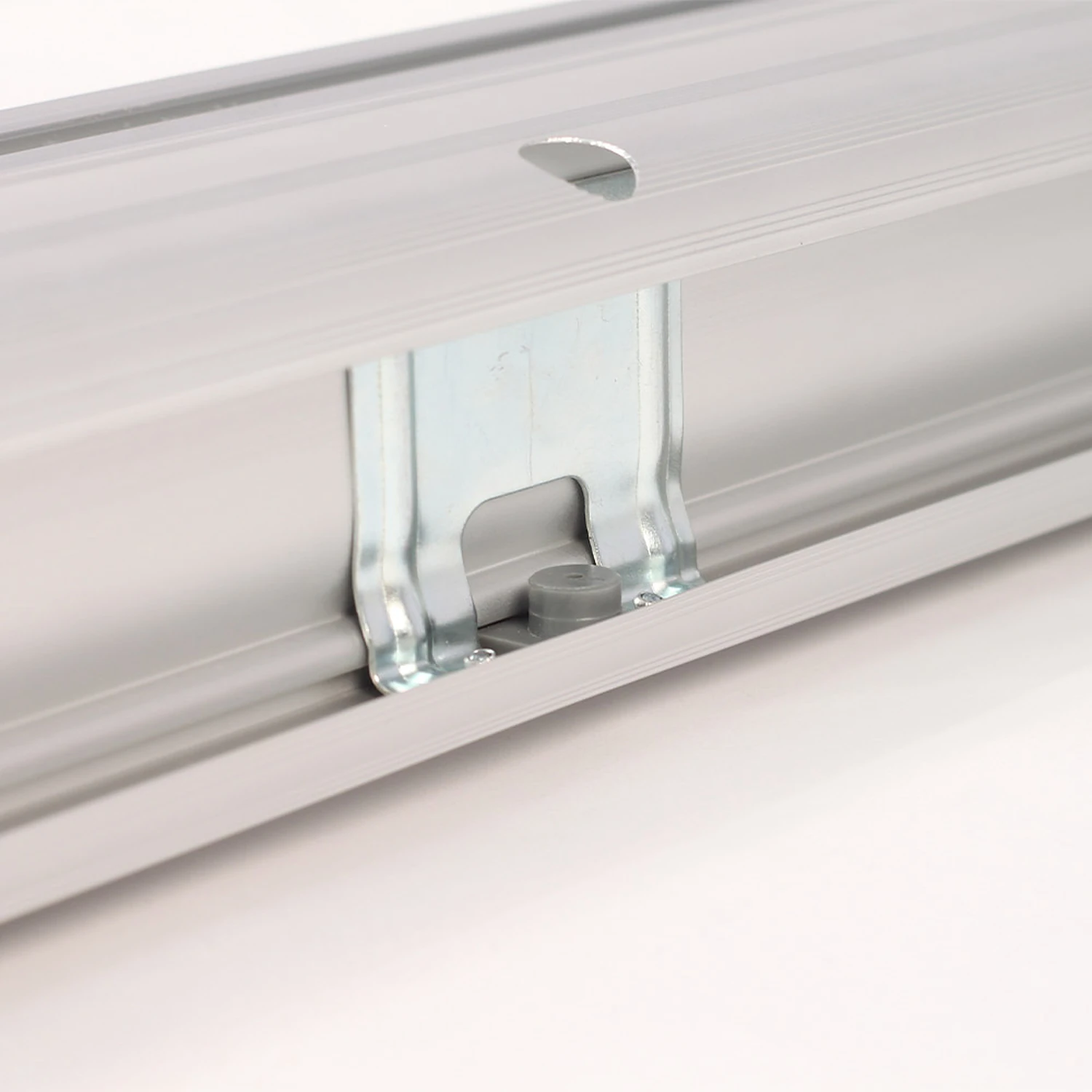 Pole bracket and slot in the cassette top