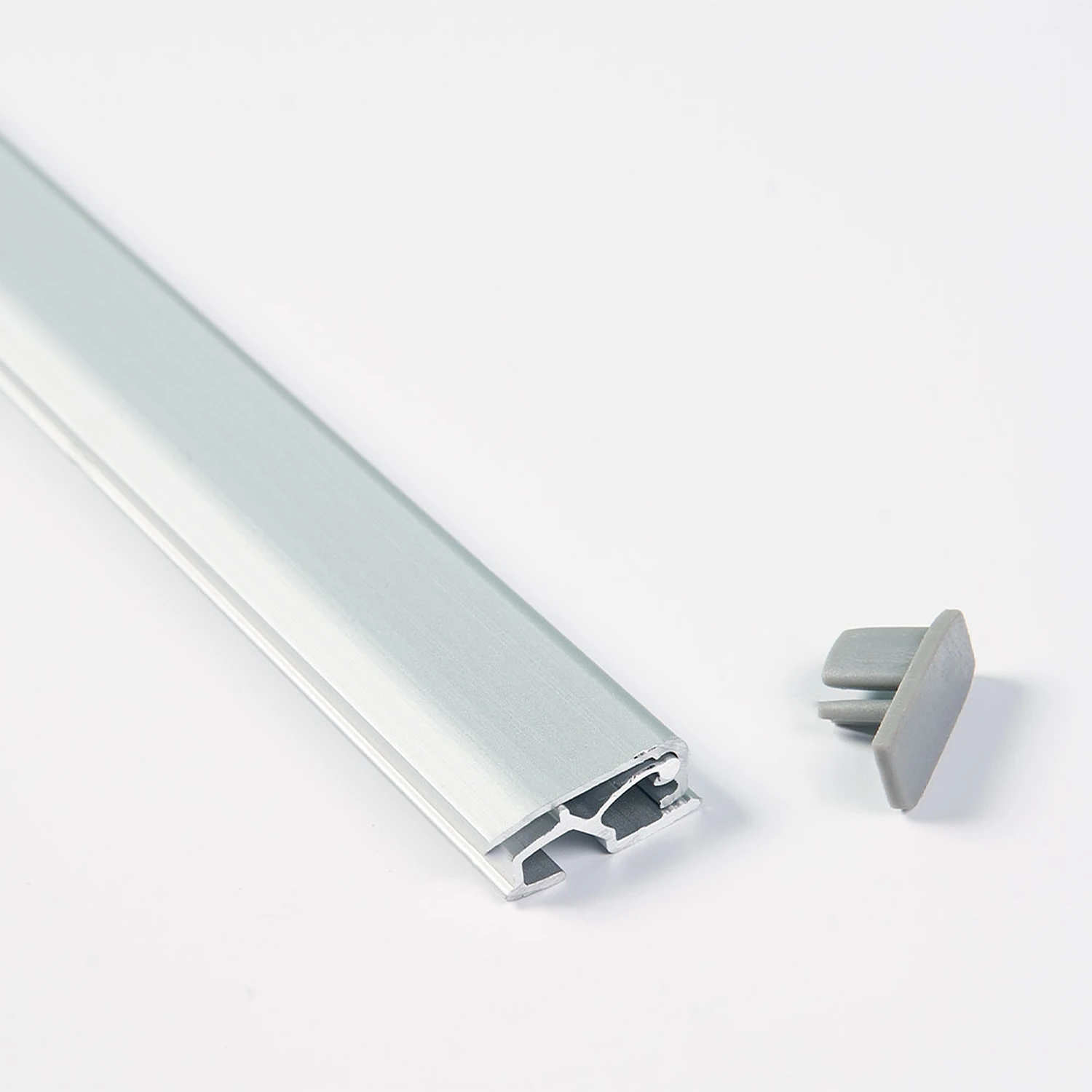 Top rail extrusion with its end cap