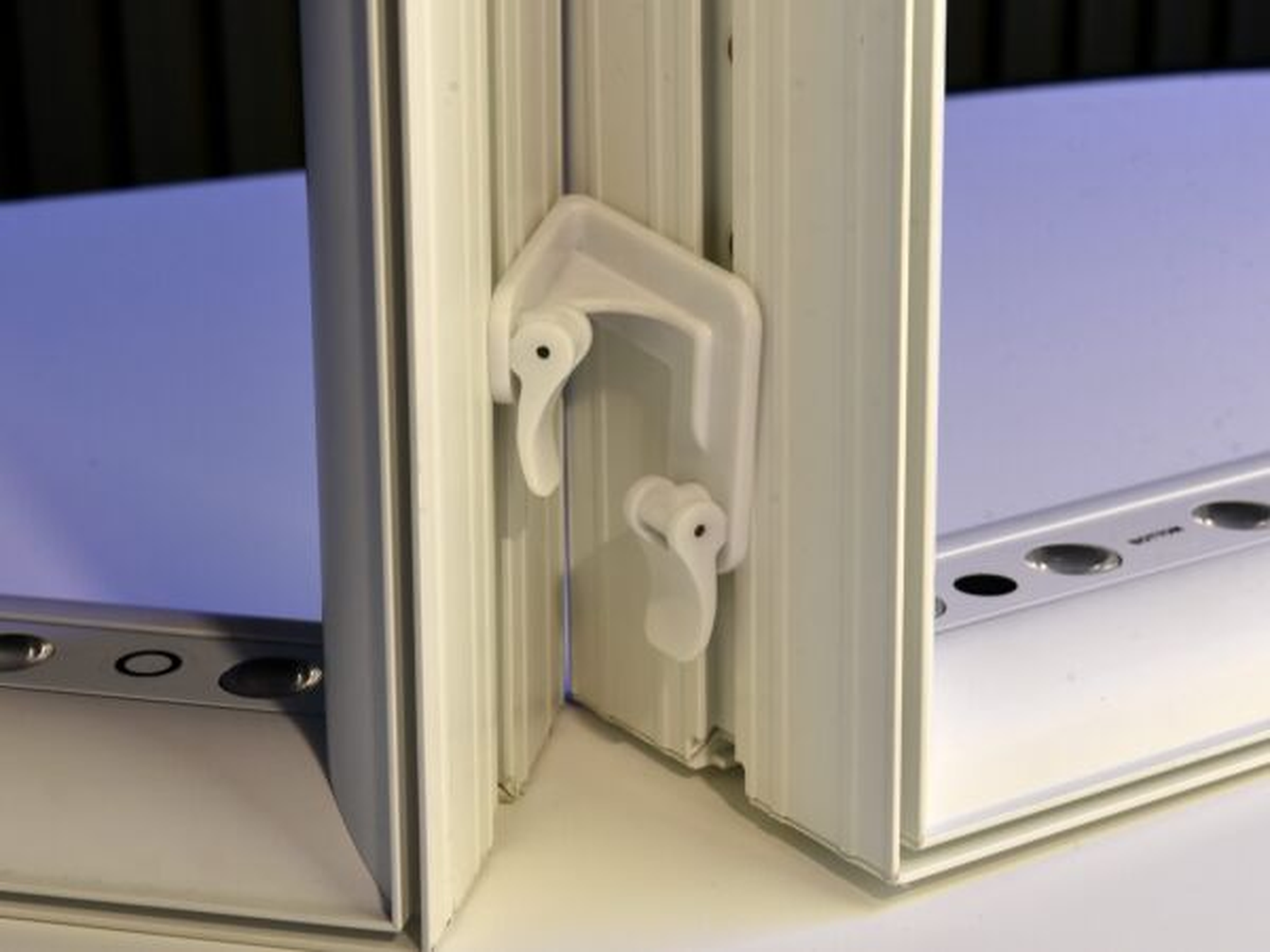 45° Connector for Glopix LED Lightbox - Tool-Free Display Connectors - Image 4